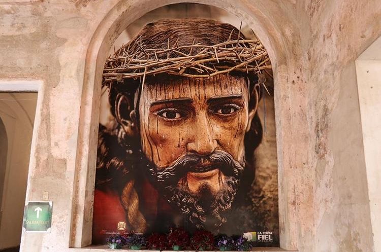 El rostro de Jesús Nazareno de La Merced luce en uno de los muros del convento mercedario. (Foto Prensa Libre: Julio Sicán)