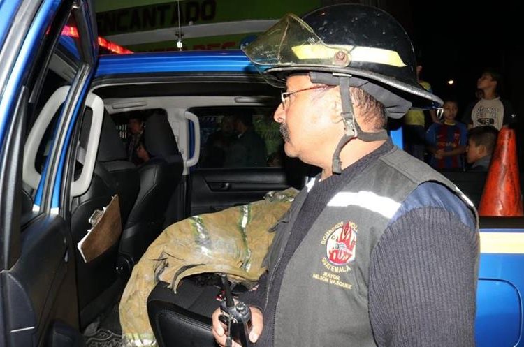 Bomberos Voluntarios coordinan las maniobras para sofocar incendio en zona 21. (Foto: Bomberos Voluntarios)