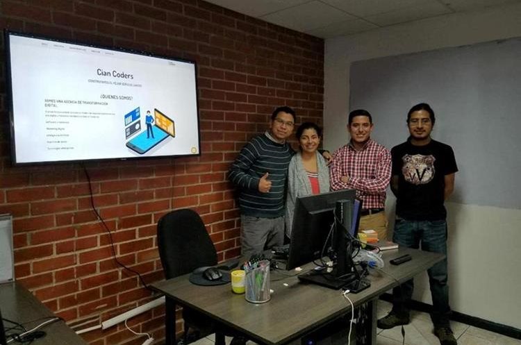 David Orozco, Cindy Hernández, Mario Chevez y Dennis Xiloj son los cuatro fundadores de Cian Coders. (Foto Prensa Libre: María José Longo)