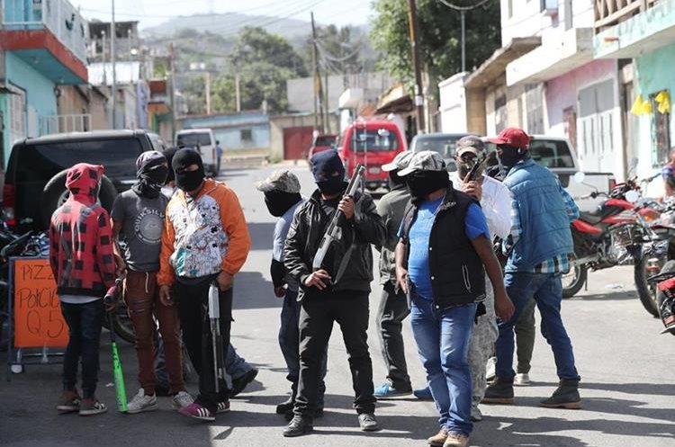  Vecinos y autoridades de Bárcenas, Villa Nueva, están preocupados por las acciones de los patrulleros. (Foto Prensa Libre: Érick Ávila) 