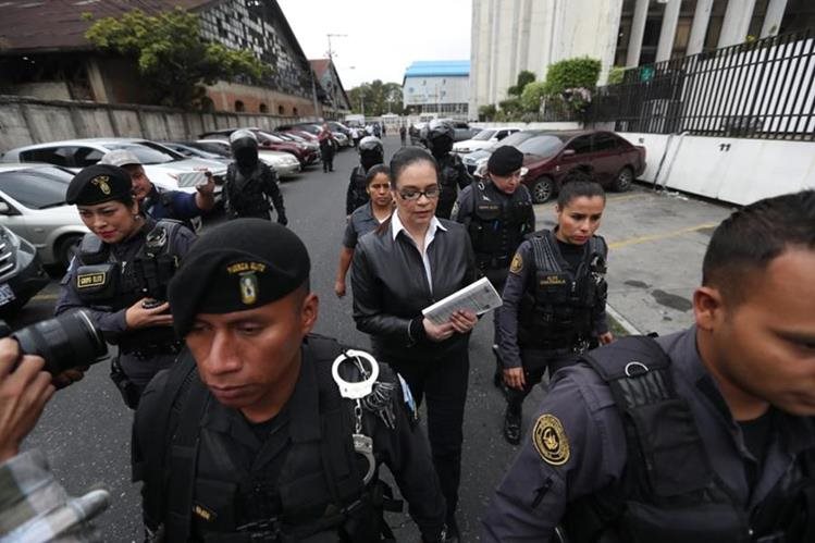 Roxana Baldetti es trasladada a la maegasala, donde será la audiencia de sentencia del caso Agua Mágica. (Foto Prensa Libre: Érick Ávila)