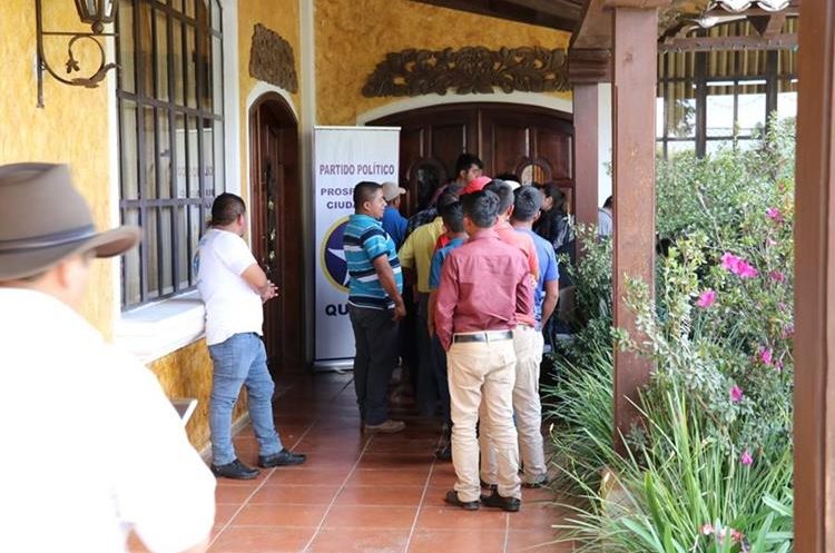 Alcaldes y simpatizantes de los mismos ingresan a la reunión privada del partido Prosperidad Ciudadana, de donde fue desalojada la Prensa. (Foto Prensa Libre: Yésica Tol)