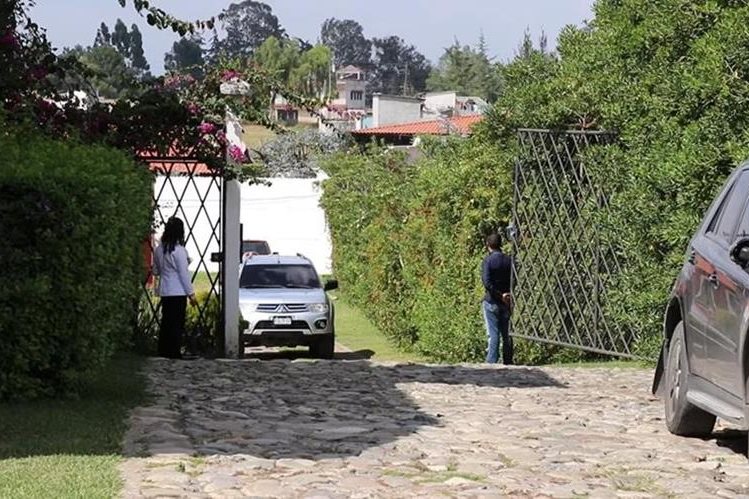 El alcalde de Villa Nueva, Edwin Escobar, ingresó por la puerta trasera de un salón de Santa Cruz del Quiché donde organizaron, en una reunión privada, los cargos del departamento para las próximas elecciones generales. (Foto Prensa Libre: Yéscia Tol)
