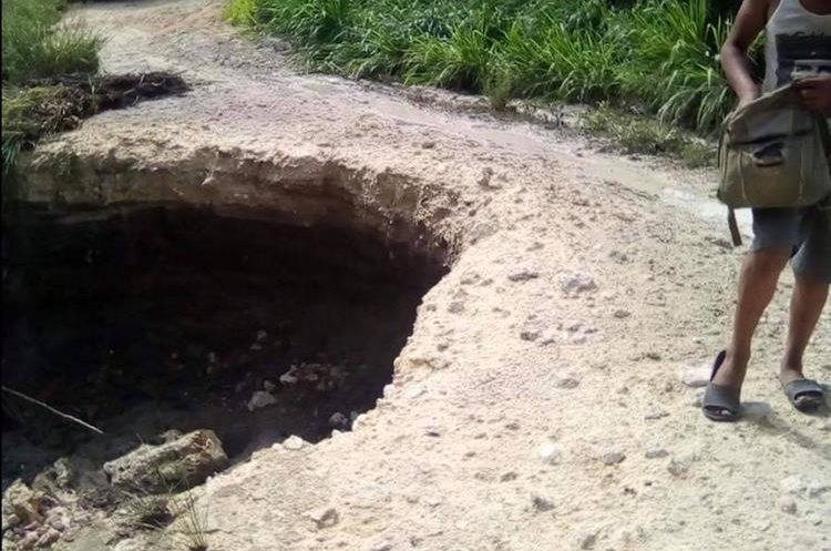 Los vecinos de El Corozal, San José, Petén, temen quedar incomunicados por un hundimiento. (Foto Prensa Libre: Dony Stewart)