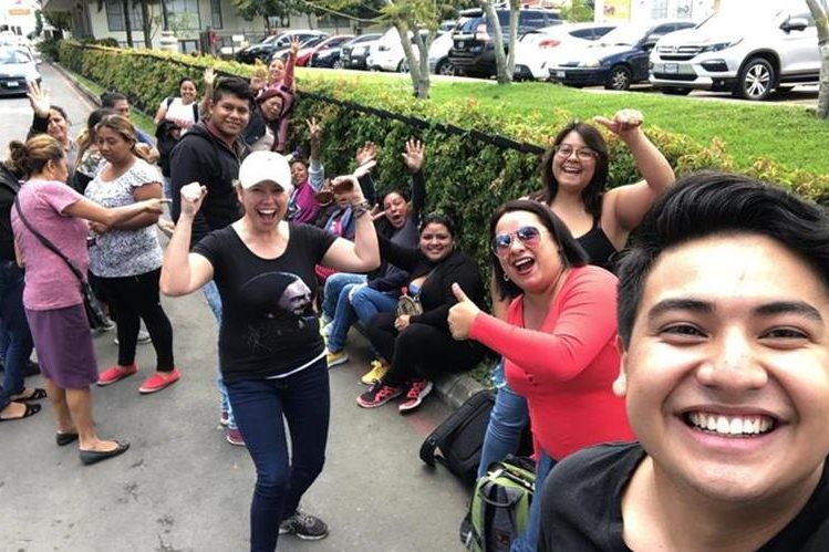 Seguidores de Ricardo Arjona comienzan a hacer fila para el concierto de cierre de la gira Circo Soledad, que se llevará a cabo este sábado. (Foto Prensa Libre: cortesía)