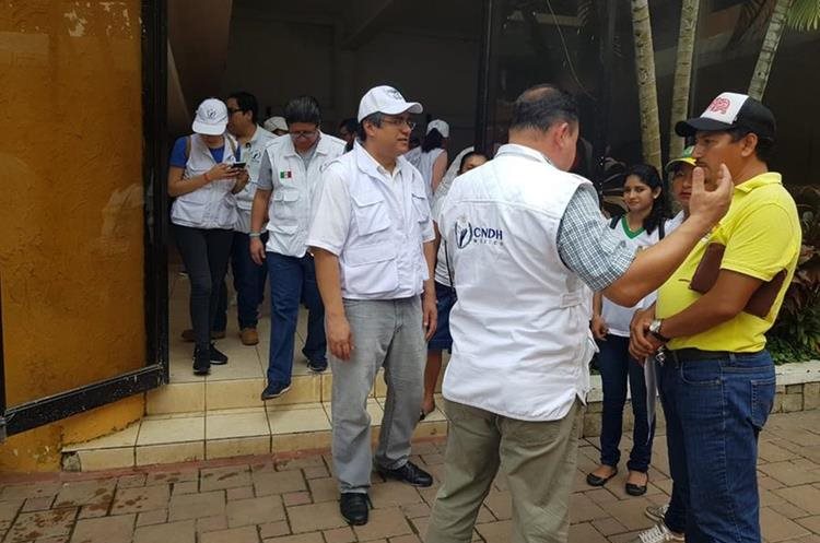 Representantes de la Comisión de Derechos Humanos de México se encuentran en la zona fronteriza. (Foto Prensa Libre: Whitmer Barrera)