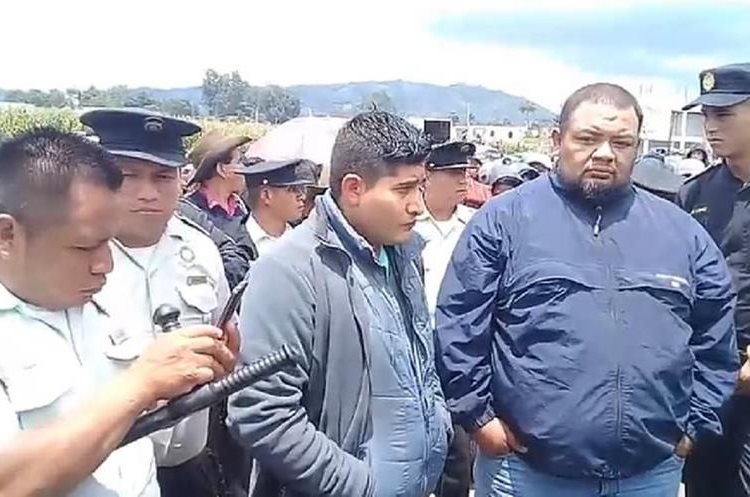 Carlos Chacón y Byron Racique fueron puestos a disposición de las autoridades luego de recibir el castigo maya. (Foto Prensa Libre: Héctor Cordero)