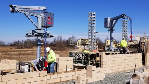 El robot MULE en los Estados Unidos está diseñado para levantar materiales de hasta 60 kg. (Robótica de la construcción).