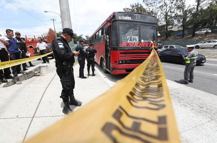 Unas de las unidades que fue atacad ayer, en la 31 avenida del Anillo Periférico, zona 7. (Foto Prensa Libre: Érick Ávila)