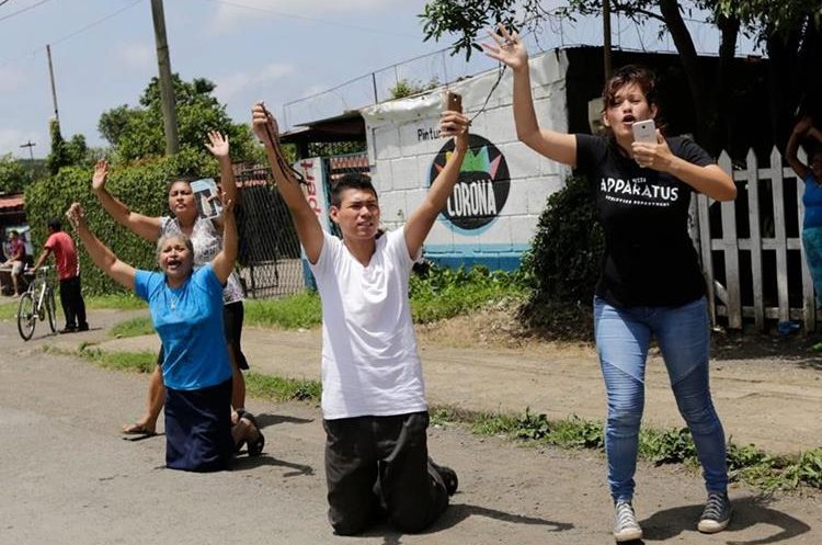 Un grupo de personas clama por la paz en Nicaragua en una calle de Managua.(AFP)