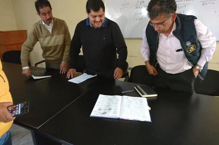 Autoridades de educación y asesores de Gobernación Departamental redactan documento en el que se respalda la suspensión del desfile en Santa Cruz del Quiché. (Foto Prensa Libre: Héctor Cordero).