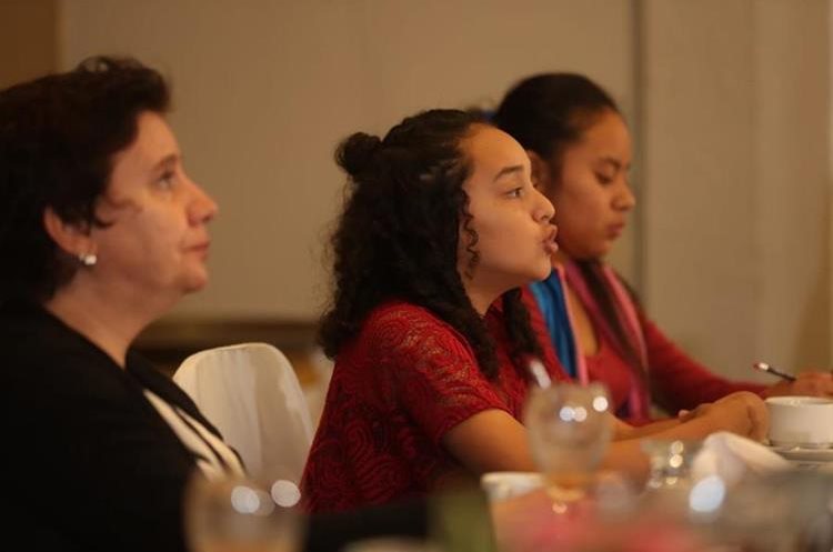 Jackeline, originaria de San Pedro Carchá, se mostró preocupada por altos índices en embarazos de menores, y comenta sobre la importancia de la educación integral en las escuelas. (Foto Prensa Libre: Óscar Rivas)