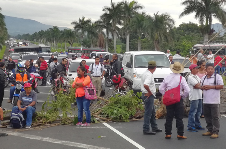 Manifestación impide circulación de vehículos en el km 55 de la Autopista Palín-Escuintla. (Foto Prensa Libre: Enrique Paredes). 