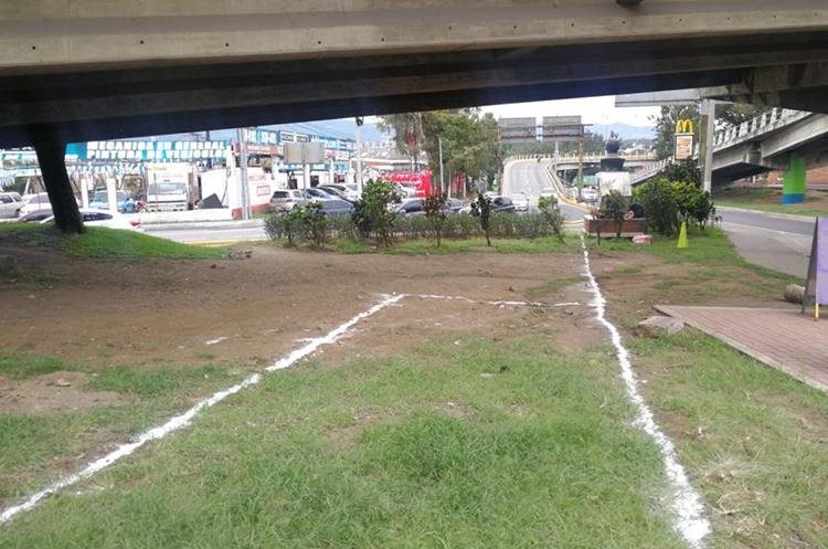La primera estación del Transmetro que recorrerá el Anillo Periférico se construye bajo del viaducto de salida de la Usac.(Prensa Libre: Hemeroteca PL)