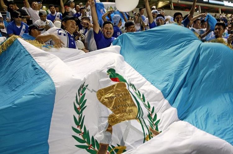La afición de Guatemala apoyó durante el partido en Chicago. (Foto Prensa Libre: AFP)