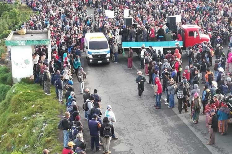 Pobladores bloquean la ruta Interamericana en rechazo al Gobierno de Jimmy Morales y a favor de la continuidad de la Cicig. (Foto Prensa Libre: Raúl Juárez)