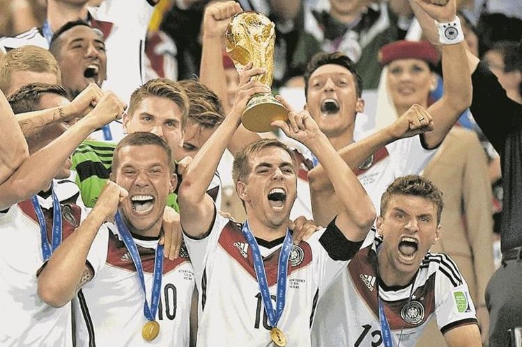   Phillipp Lahm shouts of excitement as he receives the World Cup for Alemanai 2014. (Photo Prensa Libre: Hemeroteca PL) 