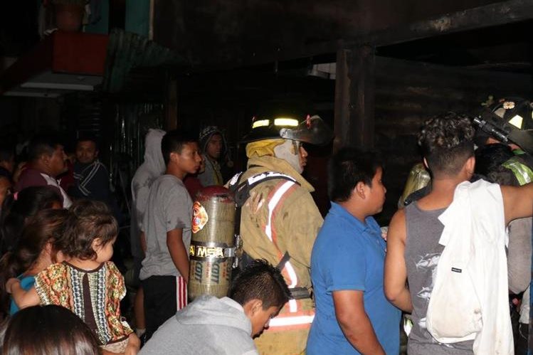 Socorristas y vecinos observan la vivienda siniestrada. (Foto: Bomberos Voluntarios)
