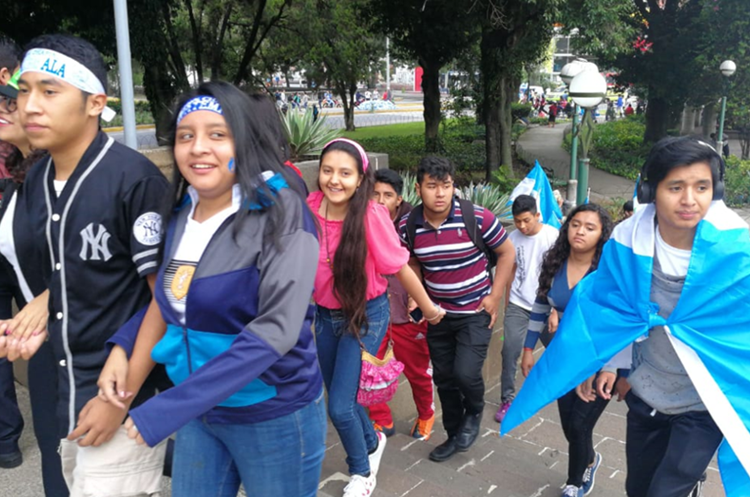 En El Obelisco miles de personas se han dado citas para encender antorchas. (Foto Prensa Libre: Fernando Magzul).