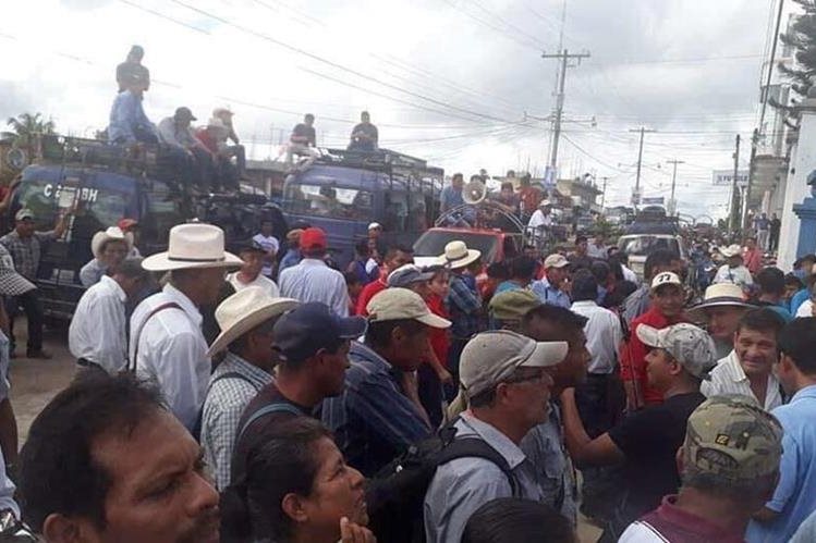 Vecinos de Ixcán, Quiché, exigen reparación de carretera para varias comunidades del municipio. (Foto Prensa Libre: Joel Pérez).