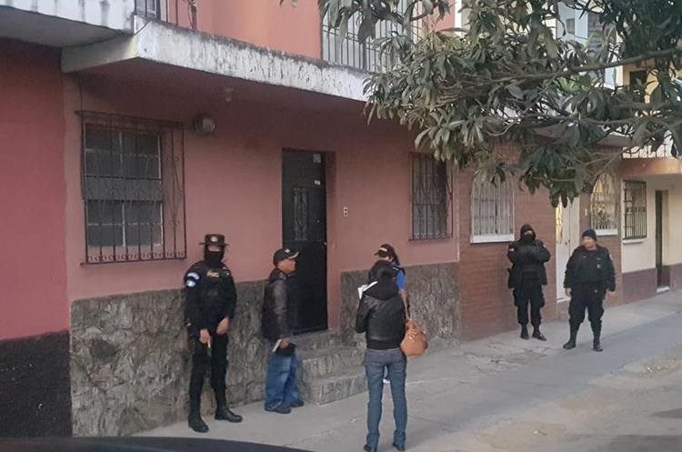 Agentes de la Deic-PNC en un operativo contra pandilleros e imitadores. (Foto Prensa Libre: PNC)