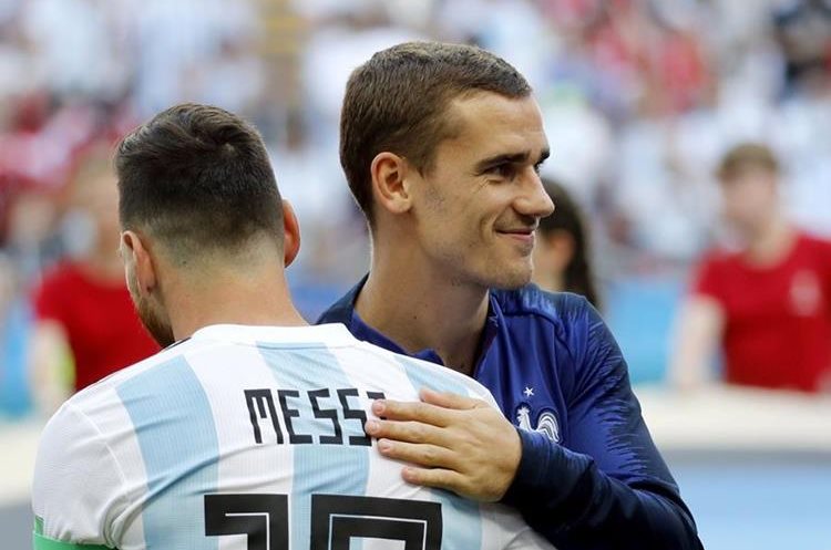 Lionel Messi y Antoine Griezmann se saludan antes del partido. (Foto Prensa Libre: EFE)