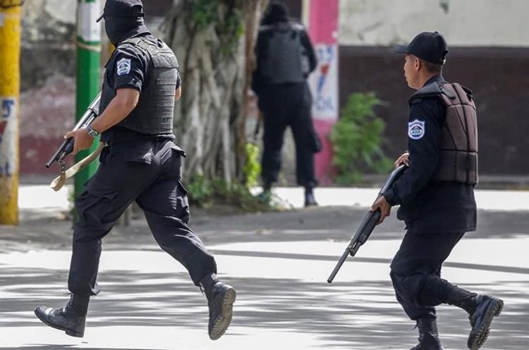 Las fuerzas de la policía antidisturbios toman posiciones para enfrentarse contra manifestantes en Monimbo en Masaya.(AFP)