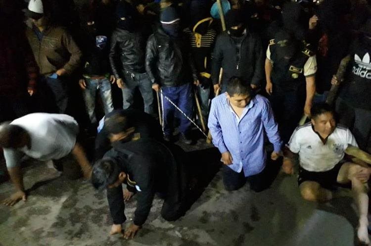 Los tres policías y los dos civiles permanecieron retenidos durante más de seis horas, en Tecpán Guatemala, Chimaltenango. (Foto Prensa Libre: Cortesía) 