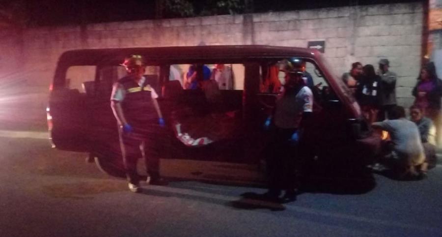 Rescatistas observan uno de  los fallecidos dentro del microbús atacado a  balazos en Villa Canales, este viernes por la  noche. (Foto: Bomberos Voluntarios)