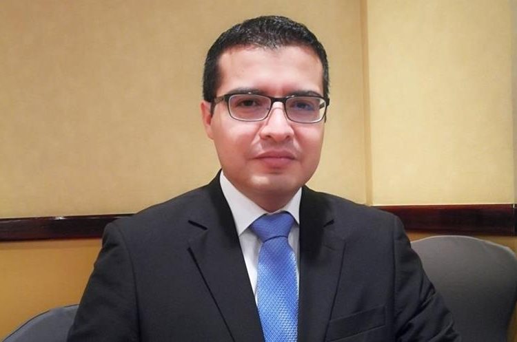 Rolando Martínez, director de Instituciones Financieras Centroamericanas de Fitch Ratings, aseveró que la banca guatemalteca se encuentra en mejores condiciones que el resto de Centroamérica. (Foto Prensa Libre: Urías Gamarro)