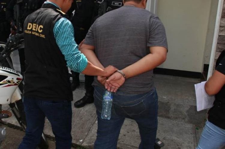 La Policía Nacional Civil captura a varios sospechosos de delitos vinculados a la trata de personas, en los operativos efectuados en Mazatenango, Suchitepéquez. (Foto Prensa Libre: cortesía PNC)