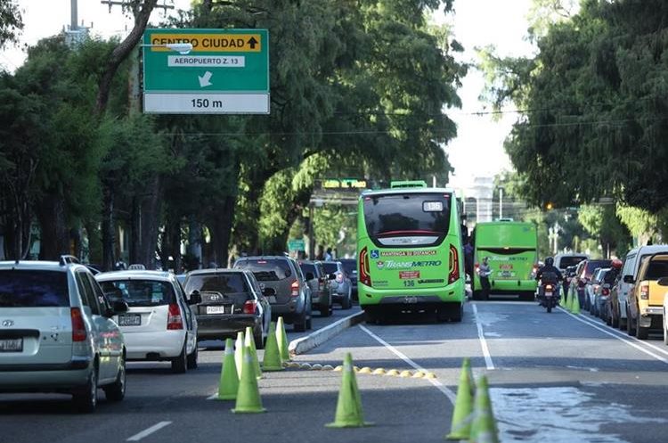 Usuarios del Transmetro se quejan de que deben esperar varios minutos para pasar sobre la 12 calle de la 7a avenida de la zona 9. (Foto Prensa Libre: Esbin García).