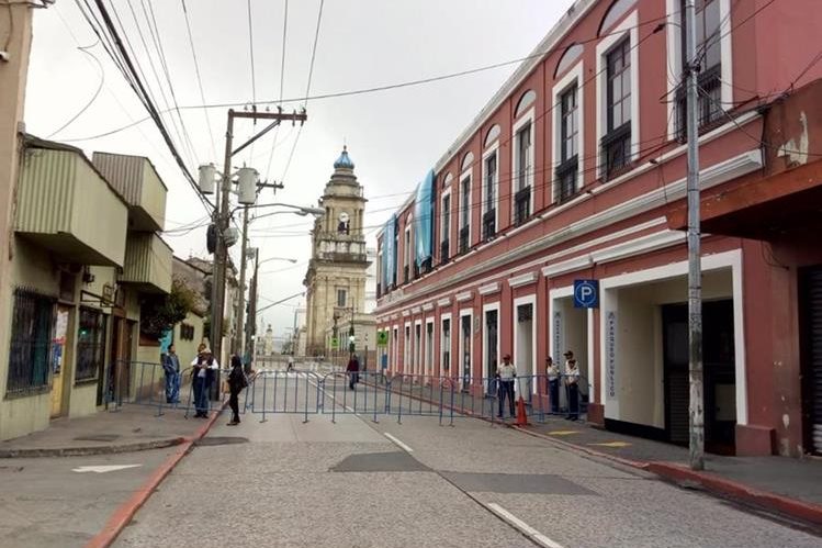 Las calles aledañas a la Catedral Metropolitana y Palacio Nacional de la Cultura están cerradas debido a los anuncios de protestas. (Foto Prensa Libre: Óscar Rivas)