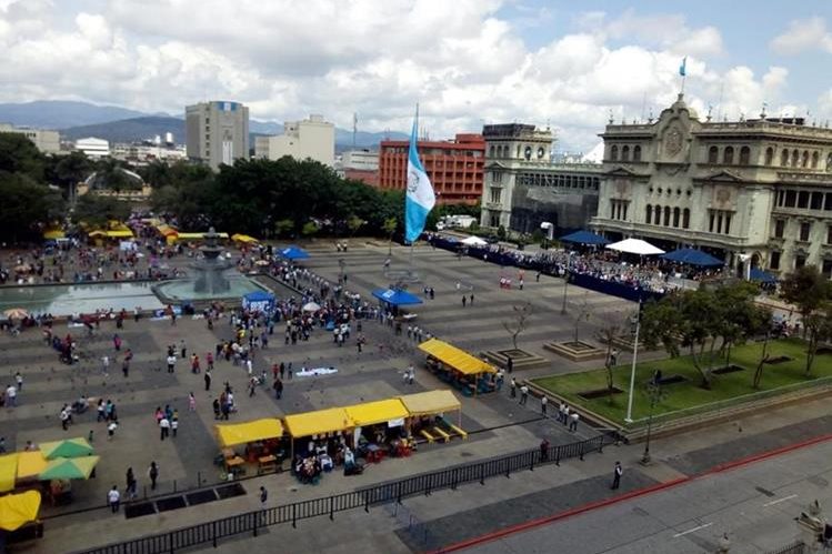 La Plaza de la Constitución se encontraba vacía debido a la limitación para observar el desfile de independencia. (Foto Prensa Libre: Óscar Rivas)