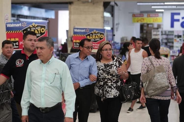 Walmart and Maxi Despensa stores are gearing up for the least expensive day of the year, an event in which items with significant discounts are available. (Photo Free Prensa: Juan Diego González)