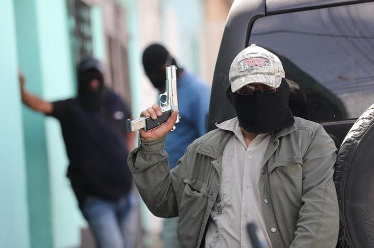  Las autoridades aseguran que la mayoría de armas que portan los patrulleros son ilegales. (Foto Prensa Libre: Érick Ávila) 