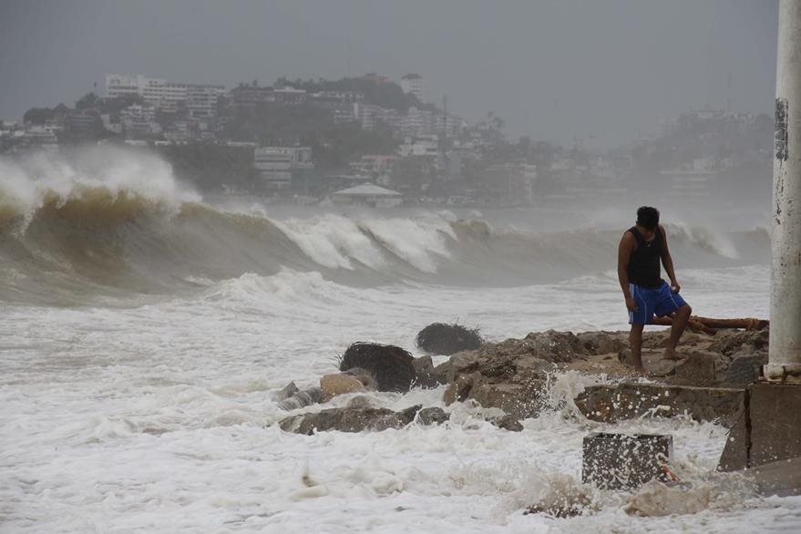 Carlos se degrada a tormenta tropical frente al puerto mexicano de Acapulco