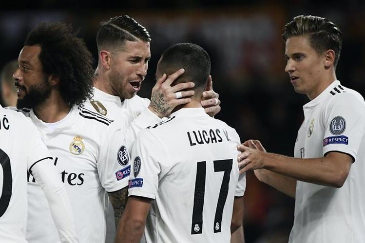 Sergio Ramos festeja con Lucas Vázquez, en Roma. (Foto Prensa Libre: AFP)