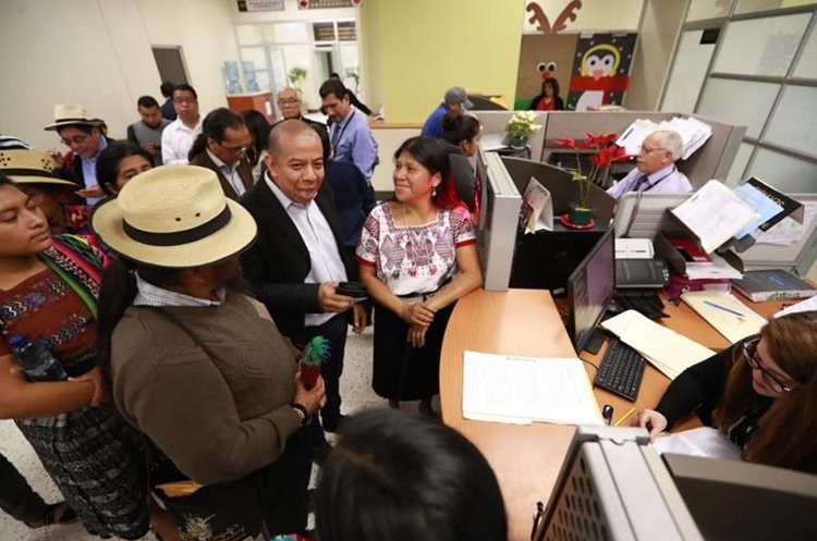 Partido Winaq presenta denuncia contra funcionarios en el MP. (Foto Prensa Libre: Carlos Hernández)