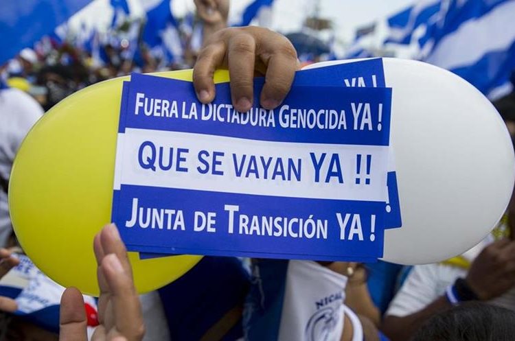   The red blood has eclipsed the colors of peace in the streets of Nicaragua. (Photo Prensa Libre: EFE) 