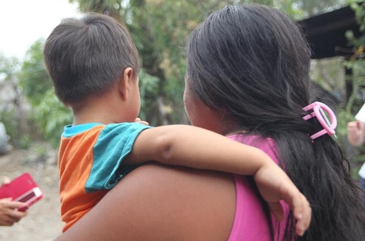 Yackelin vive en la aldea Brasilar, San Manuel Chaparron, cuida de su hijo y aunque lo intentó, no pudo seguir estudiando. (Foto Prensa Libre: Erick Avila).