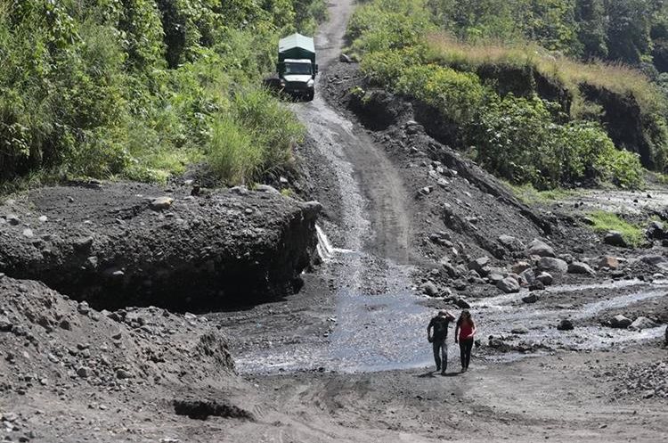 El ingreso a la aldea Ceylán, Escuintla, es de difícil acceso. (Foto Prensa Libre: Érick Ávila)